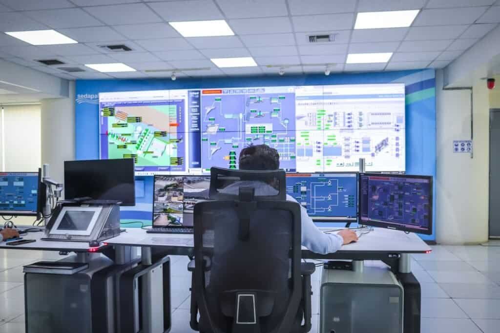 Frameworks & Guides Operator in a modern control room managing technological systems in El Agustino, Lima.